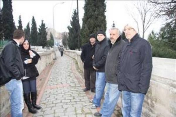 <p><b>Mahalleli bile cellat mezarln bilmiyor</b></p>  Mahalleli bu duruma alm olsa da, yaadklar yerde cellat mezarlarnn olduunu bilmiyorlar. rendiklerinde biraz korkuyor, oka da aryorlar.