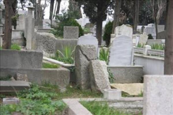 Bunlarn cellat mezarlar olduklar ise mezar talarndan anlalmaktadr. Osmanl mezarlklar, ta iiliinin en gzel rnekleri ile yaplm mezar talar ile doludur.