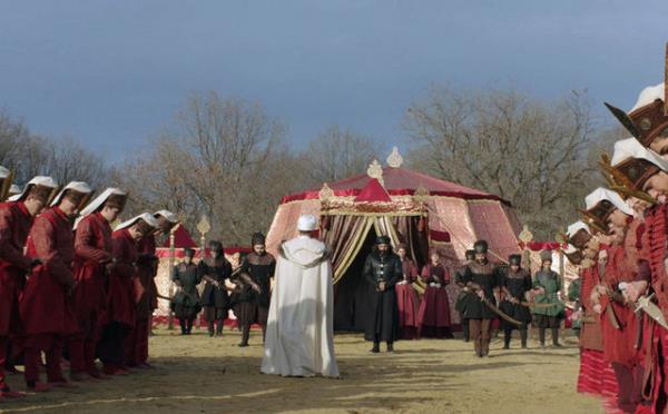 Ayn zamanda Orta Asya'dan bu yana sren bir Trk gelenei olarak hanedan mensuplarnn katli esnasnda kan dklemeyecei iin cellatlar ehzade Mustafa'y ipek urganla bodu.