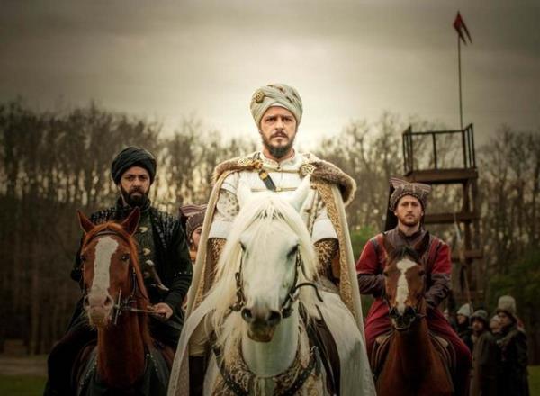 <p><b>TE O SAHNENN AYRITILARI</b></p>   Cellat olarak kamera karsna geecek ekip ehzade Mustafa roln canlandran Mehmet Gnsr ile birlikte 15 gn boyunca bodurulma sahnesinin koreografisine hazrland.