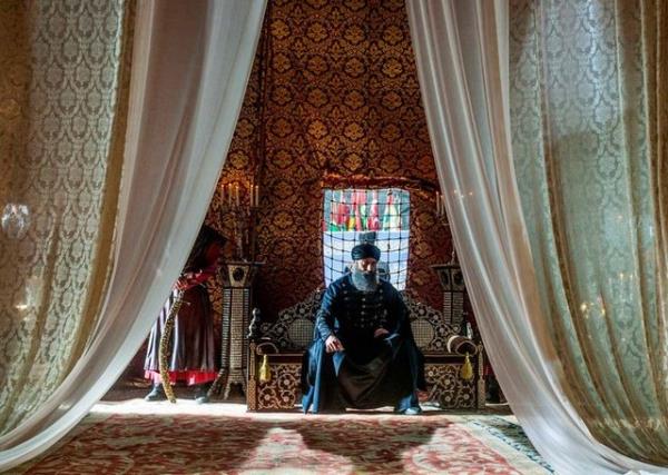 Bu sahne yeni bir tartmann kapsn aralad. Osmanl'da cellatlar bilindii zere sar deil miydi?