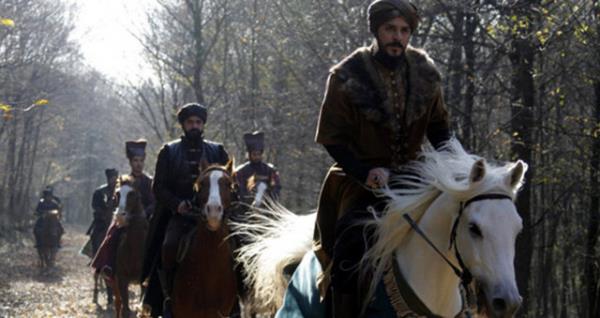 Muhteem Yzyl'da Mehmet Gnsr'un ayrlmasnn ardndan etrafndaki karakterlere hayat veren Berrak Tznata ve Sarp Akkaya da diziden ayrlacak.