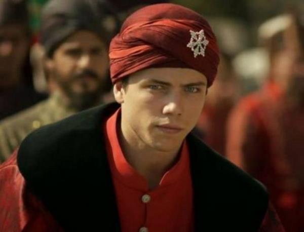 Sarayda geirdii gnlerde hat sanatyla ilgilendi. Kendisi hattat (yaz ustas) olup, ayrca Zarf mahlasn kullanan bir airdi.