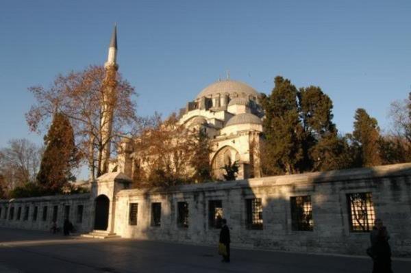 ehzade Cihangir, bugn stanbul'da ehzadeba Camii'nde aabeyi ehzade Mehmet'in yannda yatyor.
