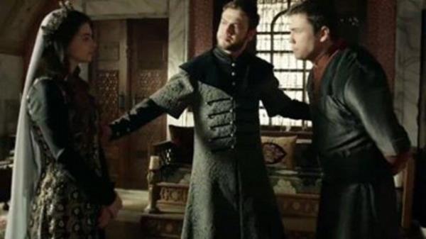 Kambur olan gen ehzade, kendi z kardeleri tarafndan hep alay konusu oldu.