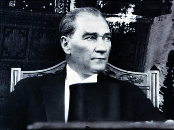 <b>MUSTAFA KEMAL ATATRK:</b> Atatrk'e "Siroz" tehisi konulmutu. Dolmabahe'de tedavi grd hasta yatandayd. Austos 1938'de hastalk iyice artm, karnda ok miktarda su toplanmt. Karnnda toplanan su alnmt. Atatrk'n son anlarna kadar arlar ve karnnda su toplanmas devam etti. 10 Kasm 1938 saat 09.05'te Mustafa Kemal birden gzlerini at. Ban sert bir hareketle sa tarafa evirdikten sonra nceki duruma geldi ve son nefesini verdi.