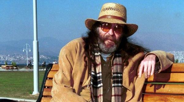 <b>CEM KARACA:</b< Cem Karaca, 8 ubat 2004 Pazar gn rahatszland. Hastaneye kaldrlan Karaca, kalp ve solunum durmas sonucu vefat etmiti. Cem Karaca eine, "Son kullanm tarihi gelince her ey bahane" deyip dururdu.