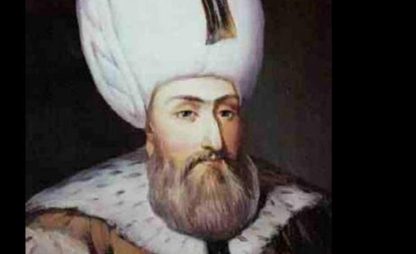 <b>KANUN SULTAN SLEYMAN:</b> Hastalna ilerlemi yanna aldr etmeden sefere kmaya karar vermiti. Seferde hastaland. Gnler ilerledike Kanuni'nin durumu gittike arlamaya balad. Bu arada di kale ele geirilmiti ama ne var ki hastalk yakasna yapmt ve yatanda hayata veda etti. Gelen vezirlerin de itiraki ile, padiah, adrnda ykand, kefenlendi. Cenaze namaz klnd ve geici olarak yatann altna defnedildi. Daha sonra cenazesi stanbul'a getirildi.