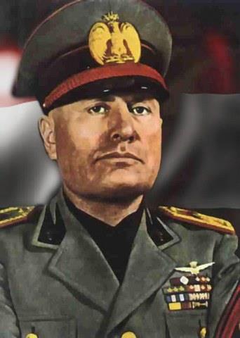 <b>MUSSOLN:</b> talya'nn lideri Benato Mussolini, retmenlik grevinden sonra talya saflarnda cepheye gitmi ve yaralanmt. Almanya'ya kaarken talya mukavemet gleri tarafndan yakaland. Her trl teklifi geri evrildi. O gn gzleri nnde kendisiyle birlikte kaan btn bakanlar ve adamlar kuruna dizildi. Mussolini'nin zerine saysz kurun skld. Cesedi bir benzin istasyonunda ayaklarndan ba aa asld ve gnlerce yle kald.