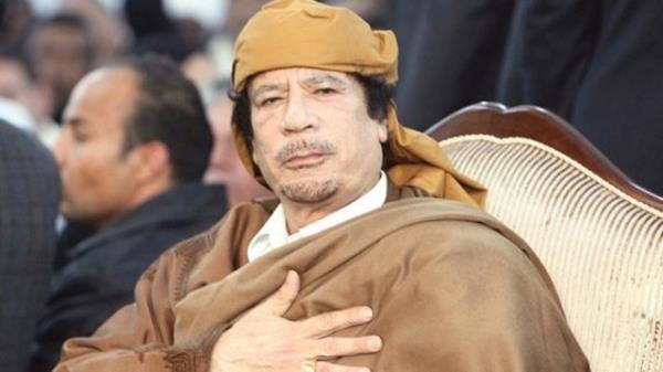 <b>MUAMMER KADDAF:</b> Libya'y 42 yl boyunca ynetti. Ancak Arap bahar, halkn hrriyet aray denilerek ayaklanmalar balad. NATO harekete geti. Fransa Libya'y bombalad. Kaddafi'nin konvoyuna NATO uaklar saldrd. Kaddafi kaak hayat yayordu. Kaddafi'nin bu kann sonu lmle noktaland. syanclar onu sakland yerde buldu. Uzun zaman ikencelere maruz brakld ve sokak ortasnda isyanclar tarafndan lin edilerek ldrld.