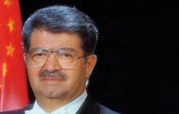 <b>TURGUT ZAL:</b> Turgut zal kalp krizi geirip hastaneye kaldrldnda ei Semra zal o anlar yle anlatyordu: "zal o gn de her zaman yapt gibi kahvaltdan nce yry bandna kmt. Saat 10.30 sralaryd. Yannda yalnzca ben vardm. Birka dakikalk hareketten sonra yz aniden karard ve yere dt." zal hastanede hayatn kaybetti. Turgut zal'n lm aibeliydi. Hep tartld. ld m, ldrld m? Ve son raporlar lmnden 19 yl sonra zehirlenerek ldrldn ortaya kard.