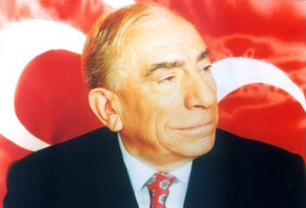 <b>ALPARSLAN TRKE:</b> 4 Nisan 1997 gn Trke, son gecesinde dne katlmt ve neesi gayet yerindeydi. Dnte ofre seslenerek, "Olum, scak oldu. u kaloriferi kapatn! Cam an! Daralyorum!" Bu szler Trke'in son szleriydi. Hastaneye gtrld, ine yapld, masaj ve ok tedavisi uyguland. Ancak Trke kurtarlamad ve hastanede hayatn kaybetti.