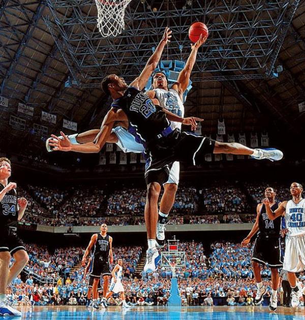 Duke formas giyen Casey Sanders, North Caroline?l Julius Peppers? durdurmaya alrken oluan ilgin grnt..