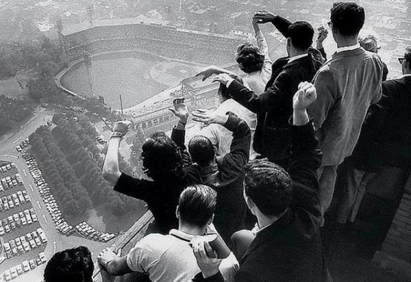 Pittsburg Pirates'n Yankees'i yenerek 35 ylda ilk kez ampiyon olurken, Pittsburg Universitesi rencileri, kampsn en yksek noktasnda zaferi kutluyor...