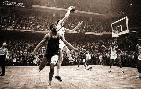Boston Celtics?in oyun kurucularndan John Havlicek, Philadelphia 76ers karsnda 110-109 nde olduklar man son blmndeki bu ok kritik top alma ile takmnn galibiyetini kesinletirdi.