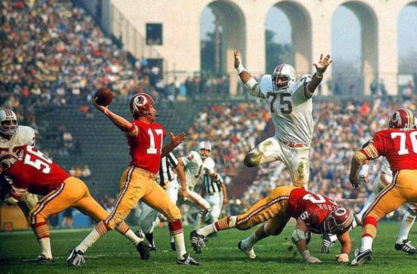 Dolphins?i Manny Fernandez'in, Redskins formas giyen Billy Kilmer?n pas vermesini engellemek iin verdii mcadelenin objektiflere yansd an...