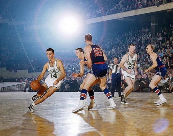 Boston Celtics?in oyun kurucusu Bob Cousy?nin, 1955 ylnda Fort Wayne Pistons ile oynadklar mata iki savunmacnn arasna doru hareketlendii pozisyon...