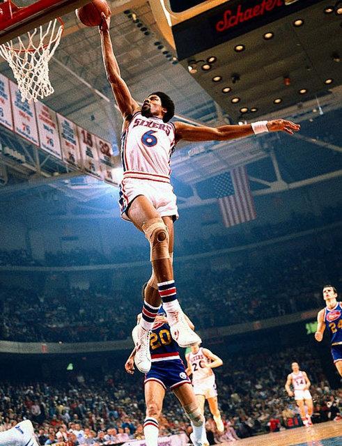 Philadelphia 76ers?n efsane ismi Julius Erving?in Denver manda tek elle sma yapmak iin ykseldii an...