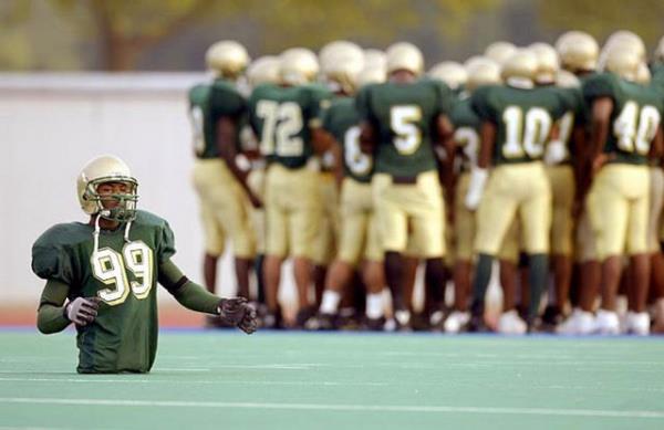 Doutan bacaklar olmayan Boby Martin'in, Daytona Colonel White Lisesi'nin Amerikan Futbolu Takm'nn formasn giydii kare...