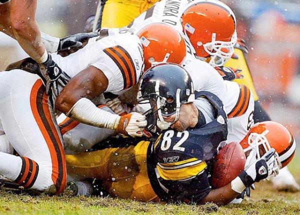 Antwaan Randle El?in kask Chris Akins ile girdii mcadelede ters dnd. Bu pozisyon objektiflere byle yansd.