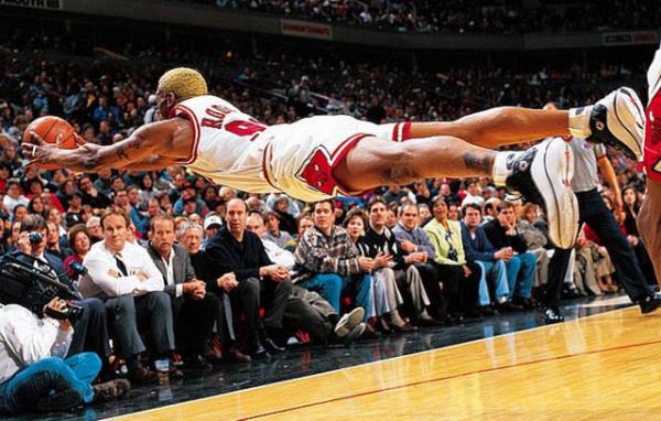 1996-97 sezonunda Chicago Bulls'un Indiana Pacers ile oynad karlamada Dennis Rodman yere paralel bir ekilde zplayarak topu oyunda tutmaya alrken...Rodman ayn sezonda yakalad 16.1 ribaund ortalamasyla 6. kez ribaund kralln kazanmt