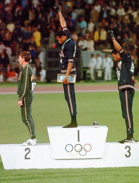 Tommie Smith ve John Carlos, 1968'de Mexico City'nin ev sahiplii yapt Olimpiyat Oyunlar'nda podyumdayken "Siyah G" iareti yaparken... Bu iki sporcu da verdikleri siyasi mesajlar nedeniyle oyunlardan atlmt.