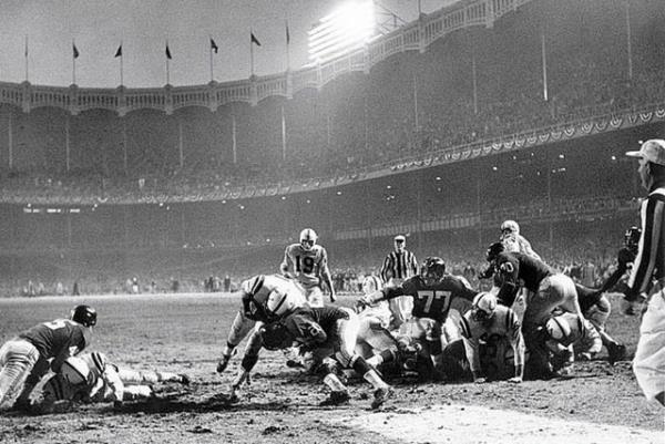 1958 NFL ampiyonluk manda Baltimore Colts'lu Alan Ameche, uzatma blmnde galibiyeti getiren touchdown'u yaparken Jim Patton'un zerine doru giderken...