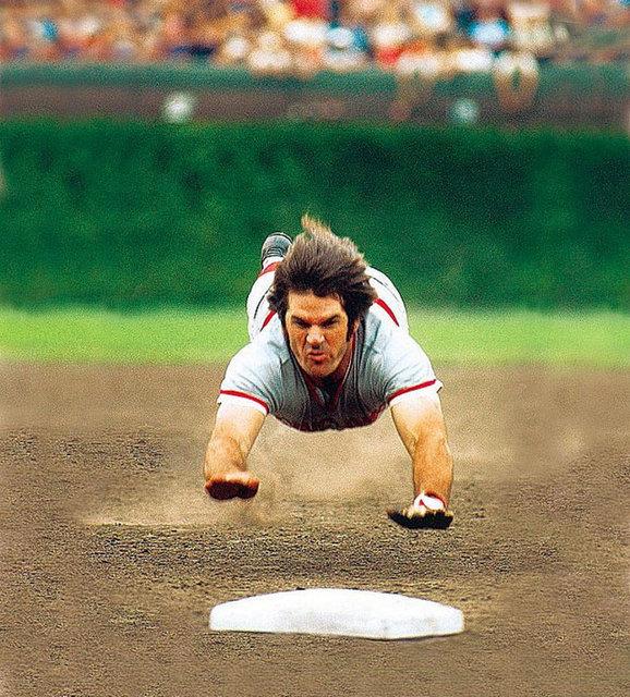 Cincinati formas giyen Pete Rose'un, Cubs ile oynadklar mata 3. blgeye uzanmaya alrken objektife takld an...