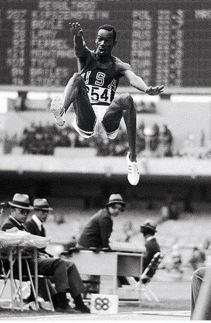 ABD'li atlet Bob Beamon'n, 1968 Mexico City Olimpiyat Oyunlar'nda 8.9 metrelik uzun atlayyla dnya rekoru krd atlamada objektiflere yansyan kare...