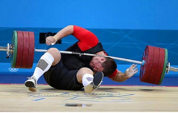 Olimpiyat ampiyonu Alman halterci Matthias Steiner, 196 kiloyu kaldrmaya alrken dengesini kaybetti ve bar boynunun zerine dt. Steiner, bu kazann ardndan ayaa kalkarak taraftarlar selamlad ancak ampiyonadan ekildi.