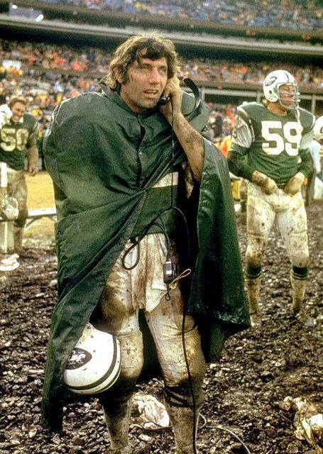 New York Jets'in quaterback'i Joe Namath, ok zorlu bir zeminde oynanan New York Jets-Buffalo Bills manda kenardan gelen direktifleri dinlerken...