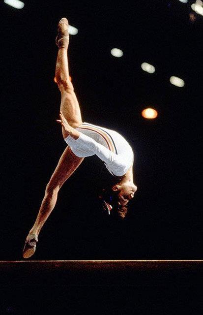 Rumen atlet Nadia Comaneci 1976 ylnda Montreal?de dzenlenen Olimpiyat Oyunlar?nda performansn sergilerken... Comaneci, olimpiyatlarda tam puan alan ilk jimnastiki oldu ve Montreal?de de 3 altn madalya kazand.