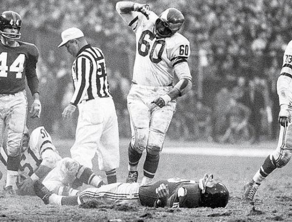 Philadelphia Eagles formas giyen Chuck Bednarik'in, New York Giants'tan Frank Gifford? durdurduktan yaad sevin an... Bu pozisyondaki arpmann iddeti nedeniyle Gifford geici olarak futbola ara vermek zorunda kalmt