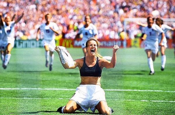 ABD Kadn Milli Futbol Takm oyuncularndan Brandi Chastain, 1999 ylnda lkesine Dnya Kupas?n getiren penalty attktan sonra sevincini formasn kararak kutlarken.