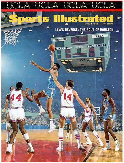 Lew Alcindor, 1968 ylndaki NCAA Final Four?daki yar finalde Houston? 101-69 yendikleri mata imza hareketi olan engel atn yaparken...