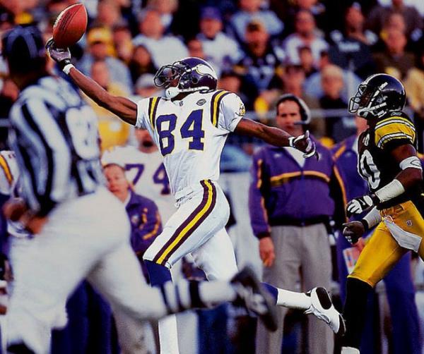 Vikings formas giyen Randy Moss?un, parmaklarnn ucuyla yapt olaanst yakalay...