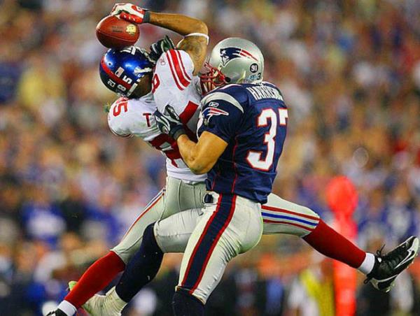 New York Giants'l David Tyree, 2008 ylndaki Super Bowl manda Rodney Harrison ile verdii mcadelede topu kontrol etmeye alrken...