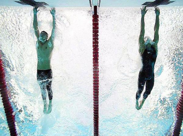 ABD'li yzc Michael Phelps'in, 2008 Pekin Olimpiyatlar'nda 100 metre kelebek finalinde Srp yzc Milorad Cavic'i saniyenin binde biri farkla geride brakarak altn madalyaya uzand an...