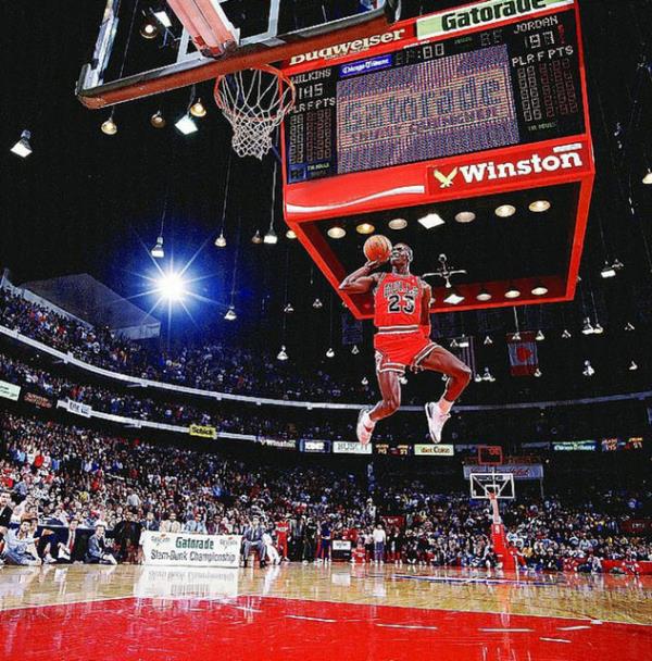 Michael Jordan, 1988 ylndaki sma ampiyonasnda serbest at izgisinden ykselerek smacn yapt ve 50 tam puanla Dominique Wilkins?i geride brakp ampiyon oldu.