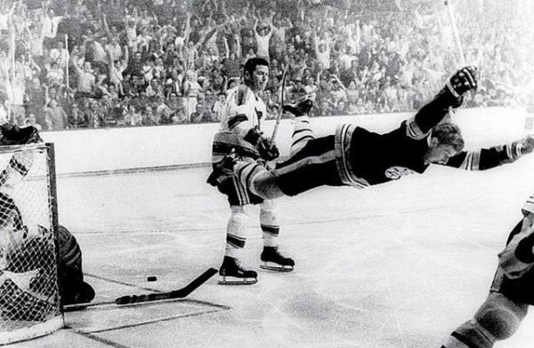 Boston Bruins'in savunma oyuncularndan Bobby Orr, Stanley Cup finalinde St. Louis Blues'e kar oynadklar man uzatma blmnde att golle takmna kupay getirdi. Orr'un bu gol attktan sonra yaad sevin an...