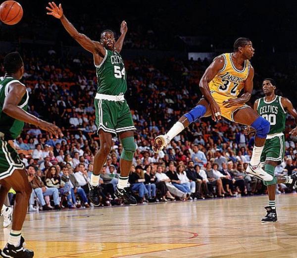 L.A. Lakers?n efsanelerinden Magic Johnson, iki Boston Celtics?i oyuncunun arasndan bakmadan pas verdii pozisyon... Bu matan yaklak 2 ay sonra Johnson, HIV virs tadn ve bu yzden emekli olduunu aklad.