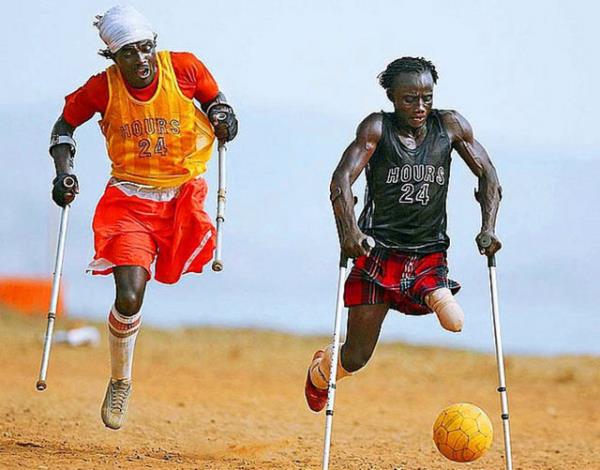 Sierra Leone Tek Bacak Spor Kulb sporcular Freetown'da topun peinden koarken...