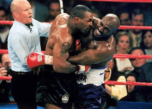 1997'de Mike Tyson ile Evander Holyfield'n kar karya geldii ar siklet mandan bir kare... Bu mata rakibinin kulan sran Mike Tyson'n boks lisans geici olarak askya alnm ve hrn boksre 3 milyon dolar ceza verilmiti.