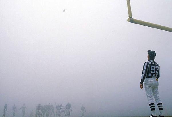 Hakem Jack Vaughn, youn sis altnda oynanan karlamada Luis Zendejas?n gol iin yapt vuruu takip etmeye alrken..