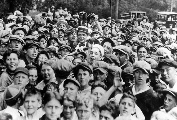 New York Yankees efsanelerinden Babe Ruth, hayranlaryla birlikte zaman geirirken ekilen bir kare...