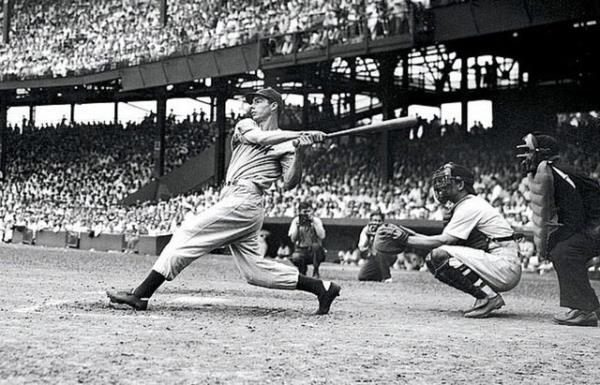 Yankee efsanesi Joe DiMaggio'nun, 1941 ylnda Washington Senators?e kar oynadklar mata yapt olaanst vurutan bir kare...