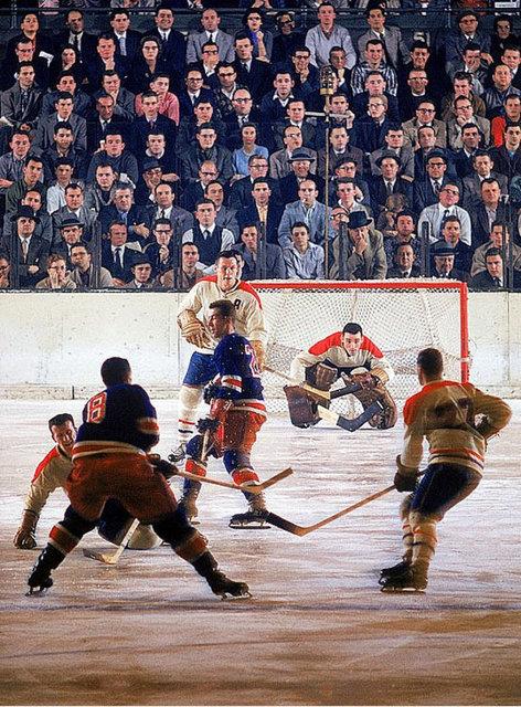 Montreal Canadiens kalecisi Jacques Plante, New York Ranger ile Madison Square Garden'da yaptklar mata maskesiz mcadele ederken.