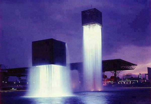 14. Yine Osaka'da bulunan "Floating fountains"