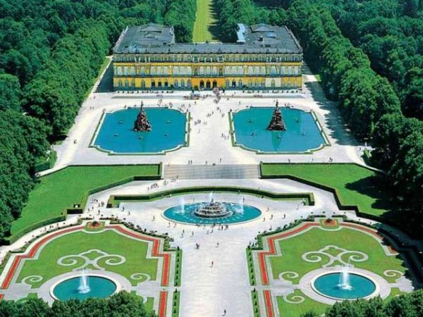 Versailles Saray model alnarak ina edilen bu yap Bavyera Kralnn, Fransa Kral XIV. Louis'e olan hayranlnn bir kant niteliindedir.