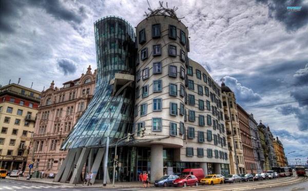 <p><b>32. The Dancing House - Prag, ek Cumhuriyeti </b></p>  Bu dans eden bir ifti andran binann mimar binaya 'Fred ve Ginger' adn vermi.